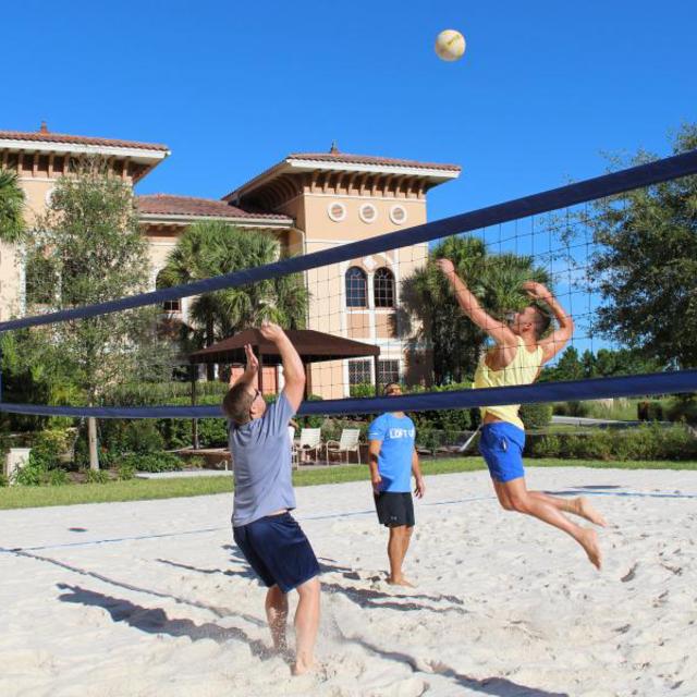 Rosen Shingle Creek men playing sand volleyball
