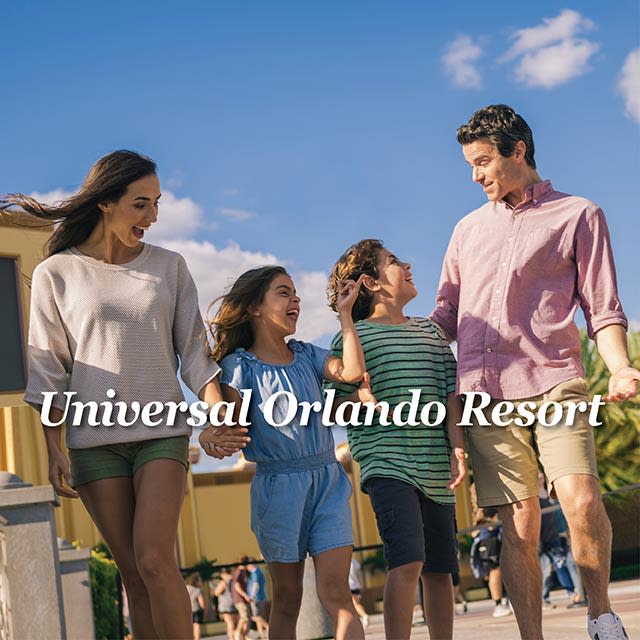 Uma família de quatro pessoas caminhando ao redor da entrada do Universal Studios Florida no Universal Orlando Resort
