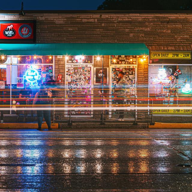 Night shot of Will's Pub in Orlando's Mills 50 district