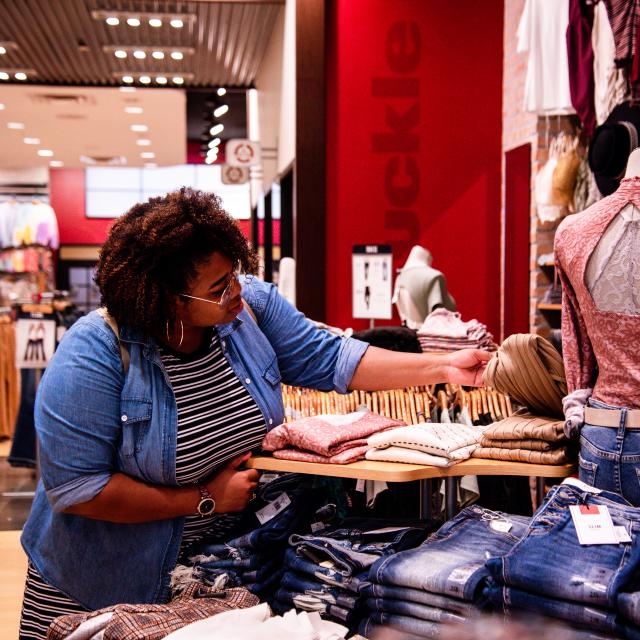 Influencer Katrina Dandridge shopping at Buckle in the Mall at Millenia