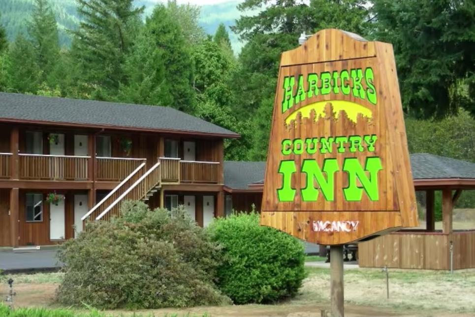 Harbicks Country Inn sign.
