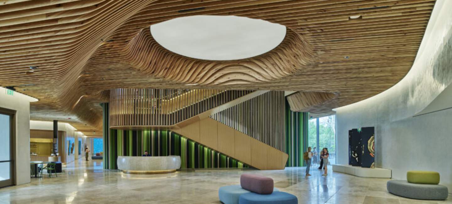 1_Lobby_staircase_870x557_eea5