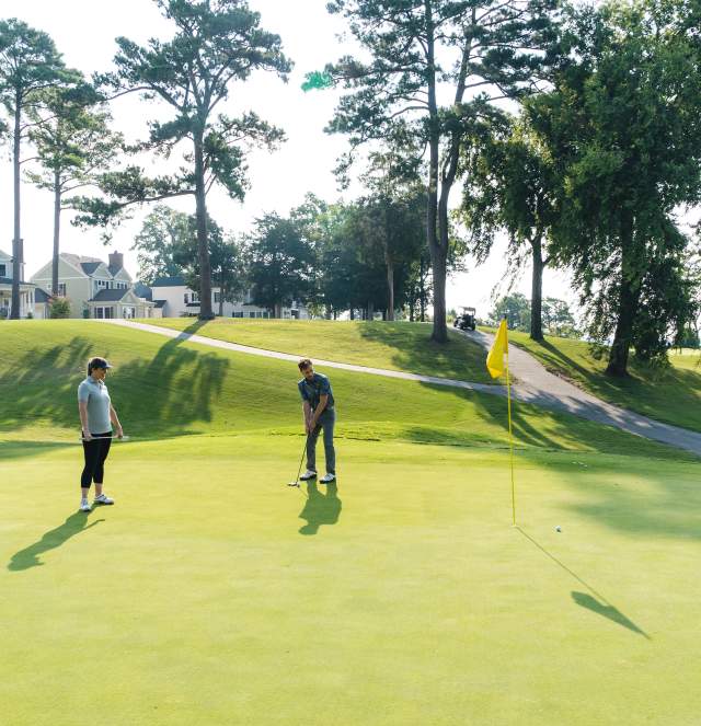 KINGSMILL RESORT Golfing