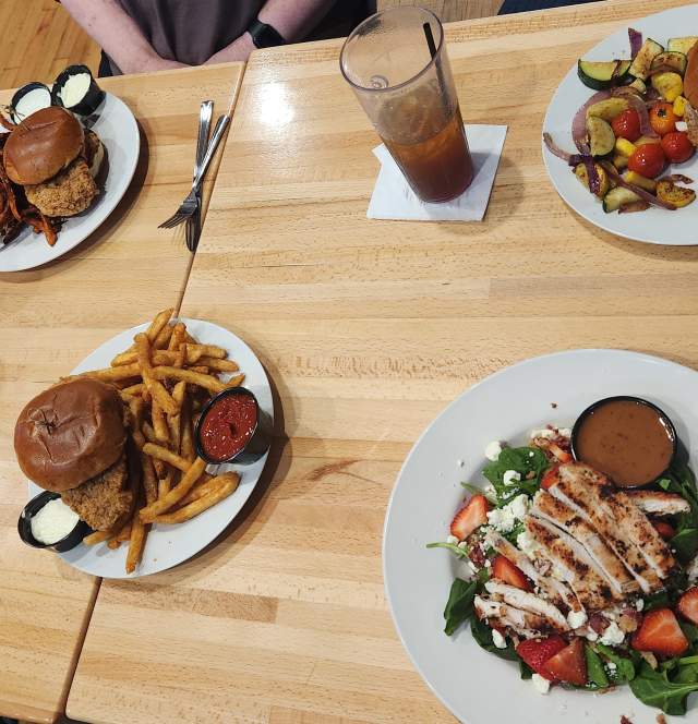 Located in downtown Martinsville, Bar Ziek serves up a tasty menu of appetizers, sandwiches, salads,and more!