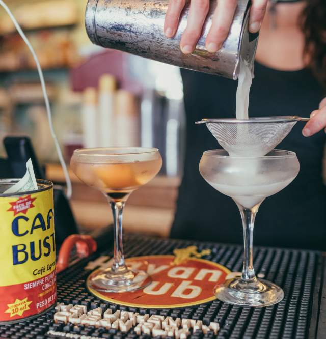 Making Daiquiris - El Libre