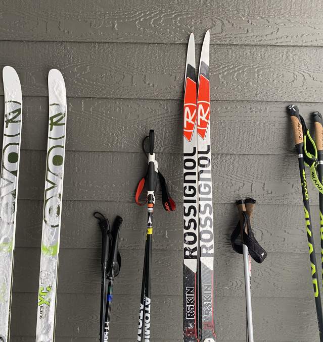 skis