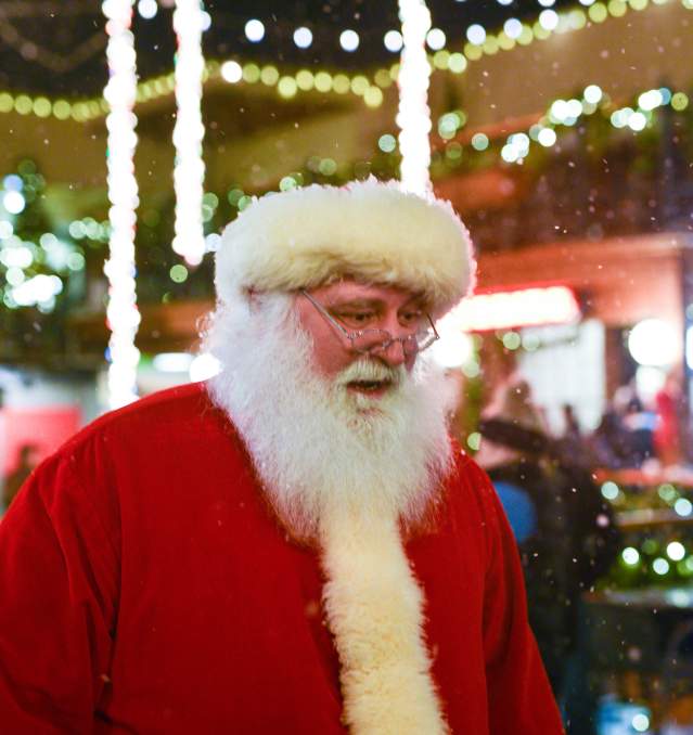 Santa, Holiday Selfies & Photo Opportunities