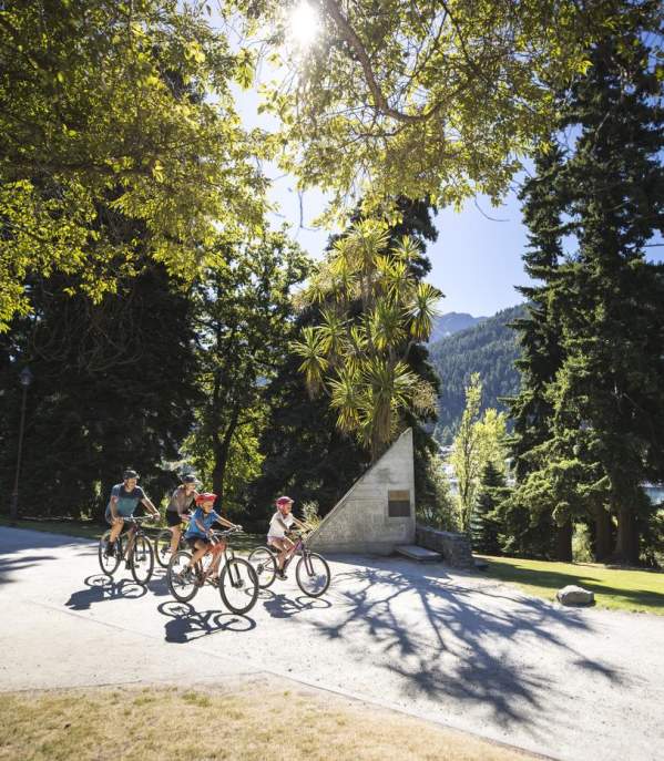Family leisure biking - Queenstown Gardens