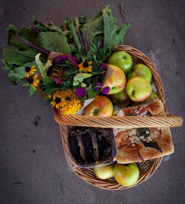 Hub City Farmers Market PC: Alexis Thompson (@classandsunshine)