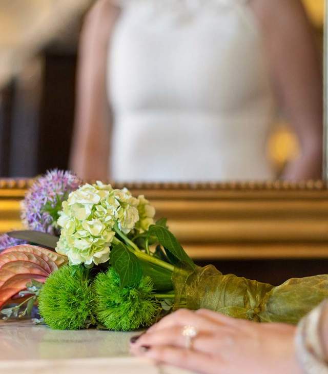 Bride with bouquet of flowers in the mirror