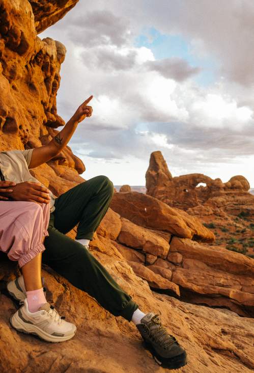 Windows - Arches National Park - Couple pointing