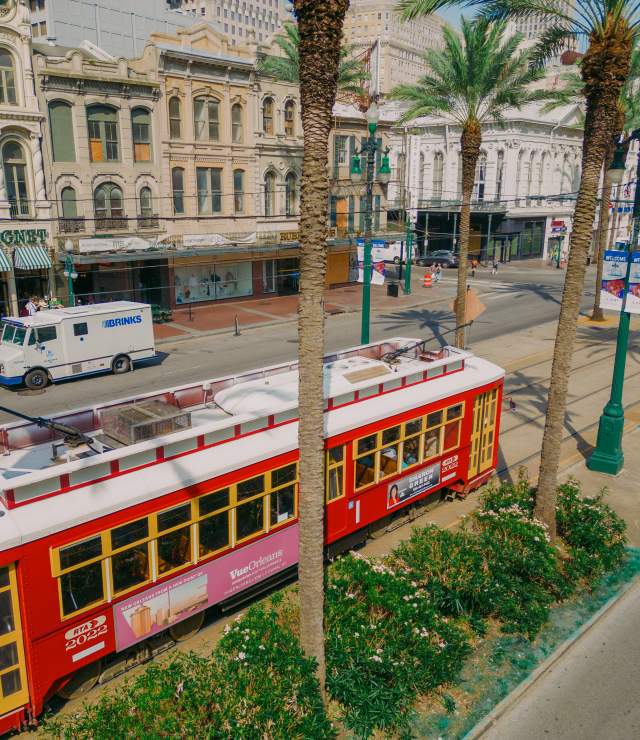 Picture of Street Car rolling down St. Charles
