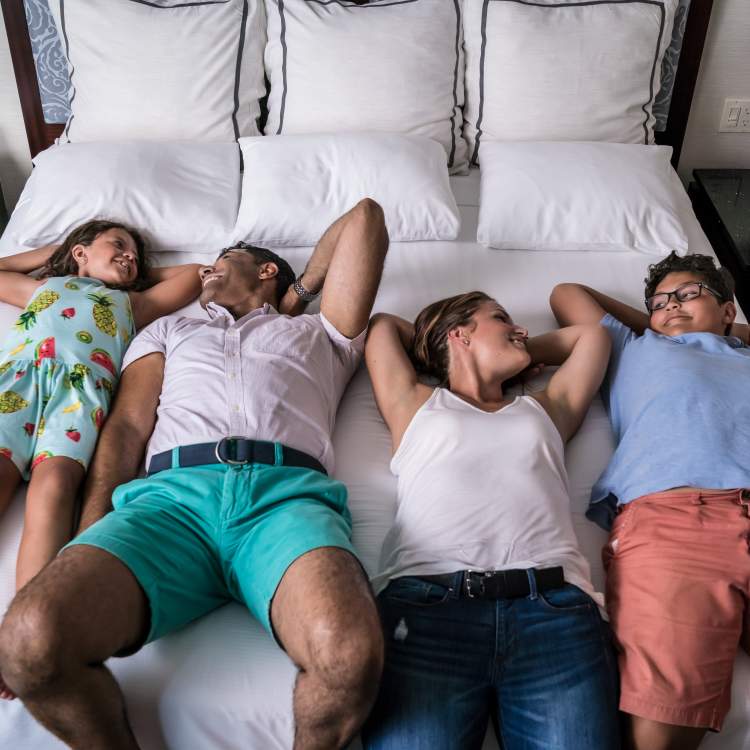 家人躺在酒店的床上