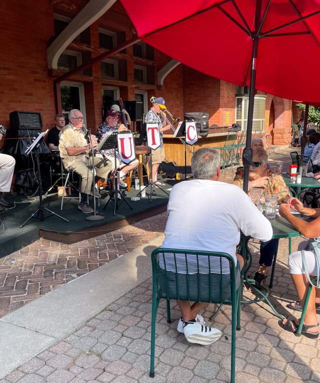 Dining Al Fresco in Calhoun County