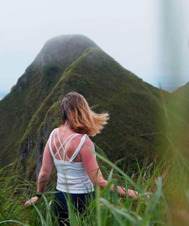 Woman admiring Cerro Picacho hills in Olá, Cocle province