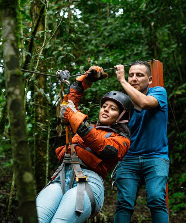 Mujer haciendo tirolesa en Volcán, Chiriquí