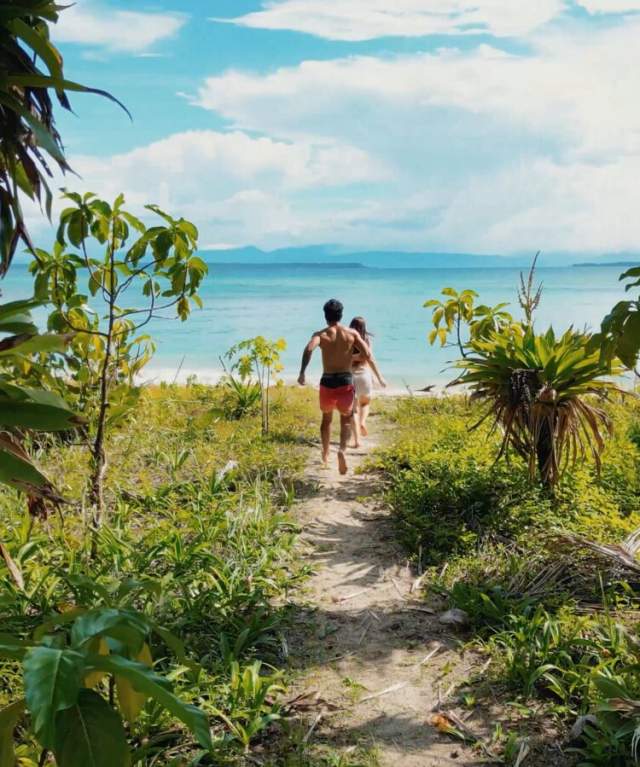 Walking towards the beach Cayo Zapatilla in Bocas del Toro Province, Panamá