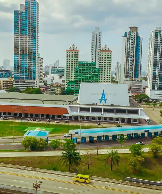 Vista aérea del Centro de Convenciones ATLAPA en Ciudad de Panamá, Panamá.