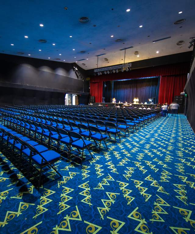Interior de una de las salas de conferencias del Centro de Convenciones ATLAPA en Ciudad de Panamá, Panamá.