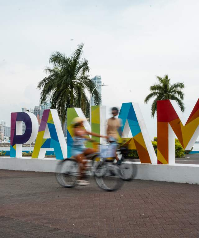 Andando de bicicleta em Cinta Costera, com o horizonte da Cidade do Panamá ao fundo. Panamá