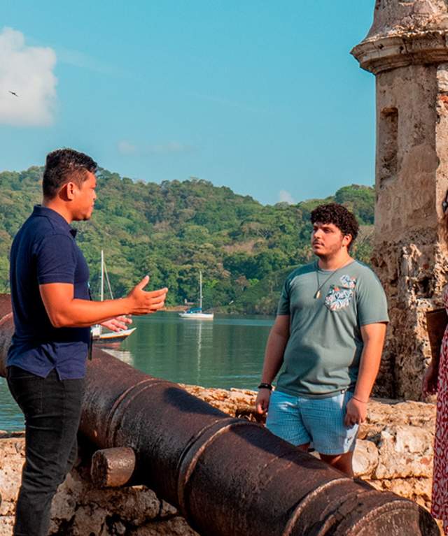 Visitantes en la Batería de Santiago, provincia de Colón, Portobelo, Panamá