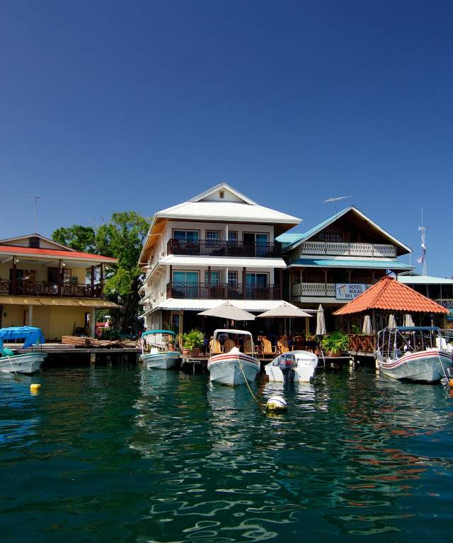 Botes en los muelles de hoteles en Isla Colón, provincia de Bocas del Toro, Panamá