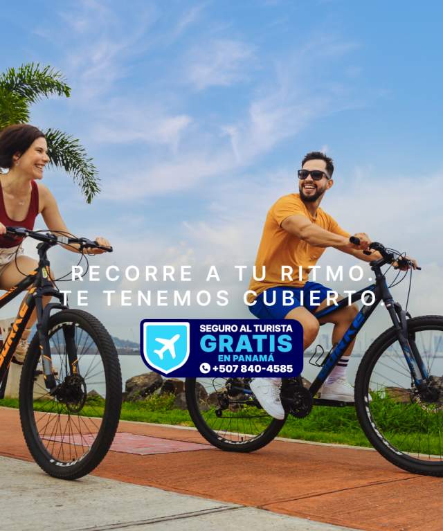 Pareja de turistas en bicicleta disfrutando la Cinta Costera de Ciudad de Panamá con el Seguro al Turista Gratis activado