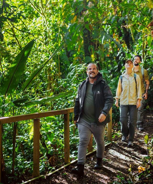 Senderismo en el Parque Internacional La Amistad rodeado de selva tropical en Panamá