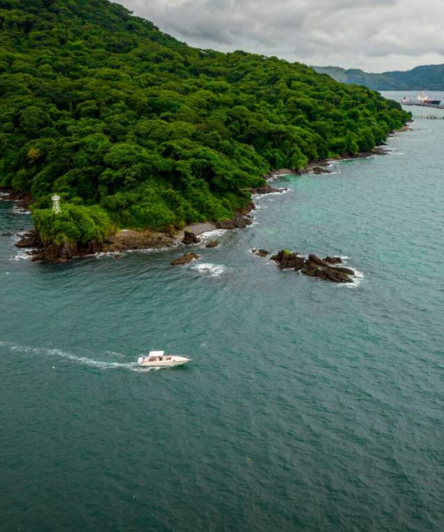 Yacht sailing near the Panamanian Pacific coast at the beginning of a 9-day nautical itinerary.