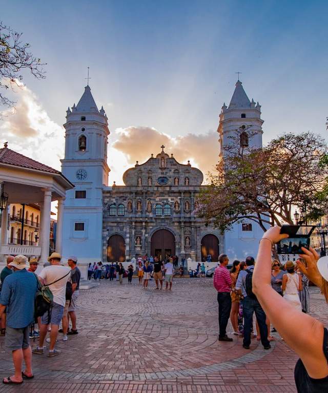 Vista de la Plaza Catedral con la Iglesia de Nuestra Señora de la Merced en el Casco Antiguo en Ciudad de Panamá.