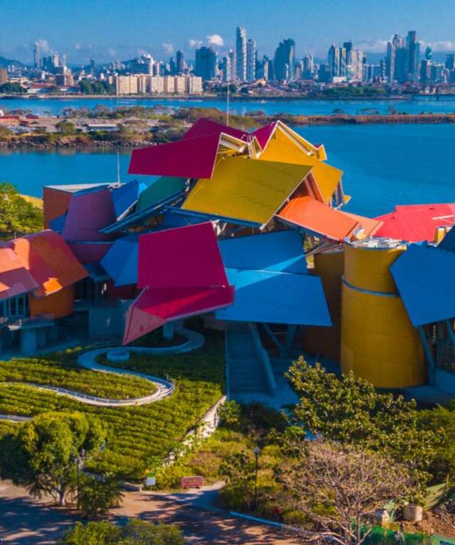 Vista aérea del Biomuseo, Ciudad de Panamá, Panamá.