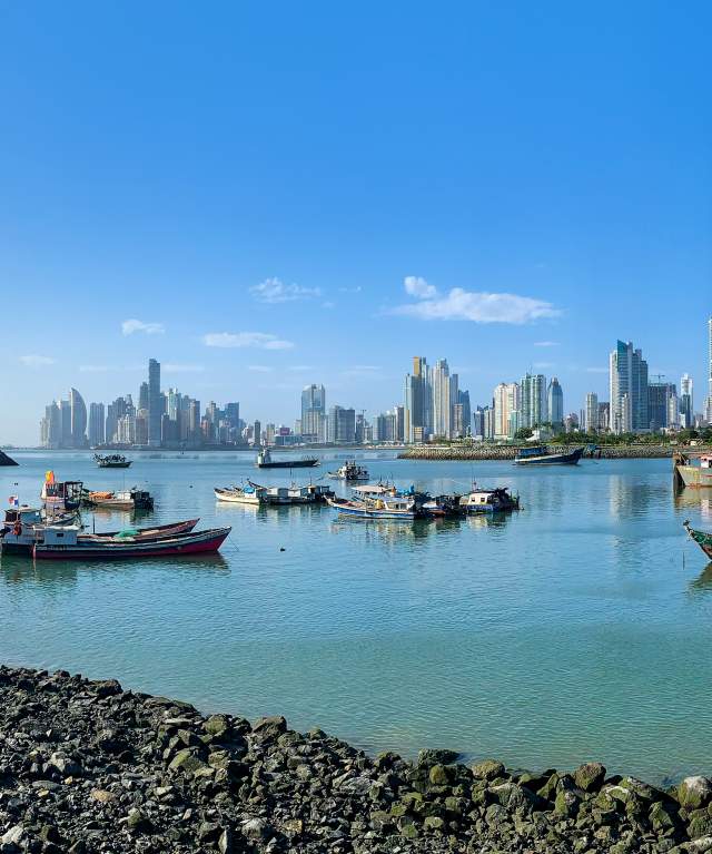 Panorámica de la Ciudad de Panamá, Panamá, en un día soleado con botes en la bahía.