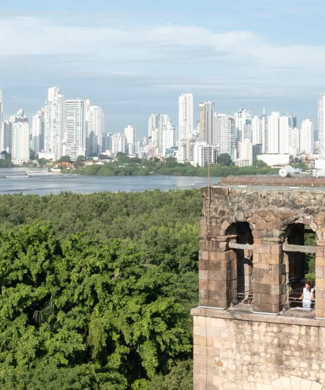 Vista aérea de la Catedral de Nuestra Señora de la Asunción en Panamá Viejo, Ciudad de Panamá, Panamá.