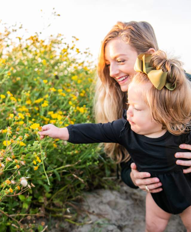 events-holiday-christmas-port-aransas-texas-mom-daughter-sand-dunes-reaching