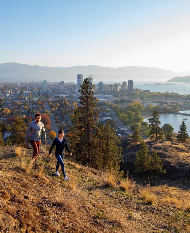 Couple_Hiking_at_Knox_Mountain_Park_3_