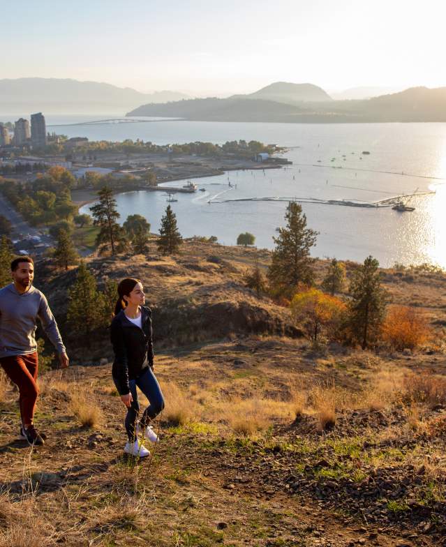 Couple_Hiking_at_Knox_Mountain_Park_4_