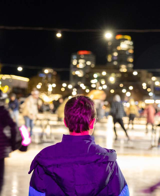 Child_watching_people_skate_at_Stuart_Park
