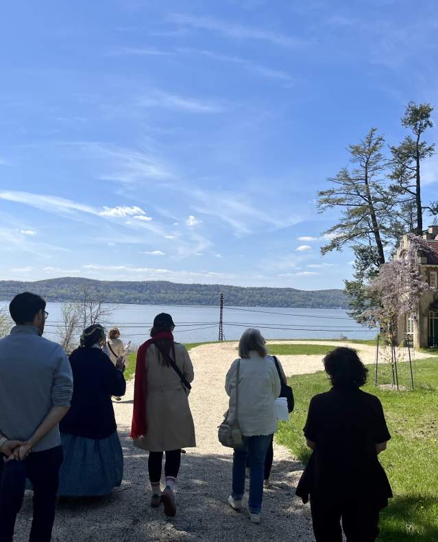 A group of people walk toward Washington Irving's Sunnyside home.