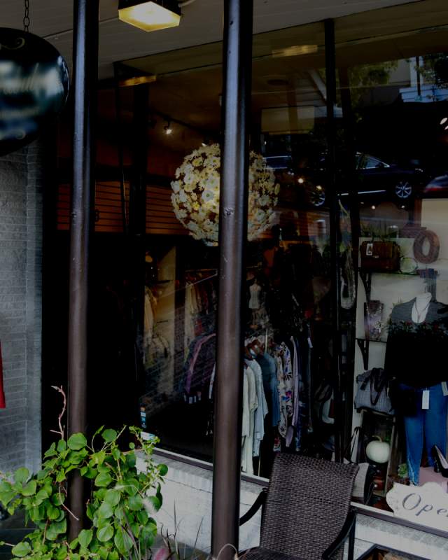 Storefront of a Kirkland clothing boutique