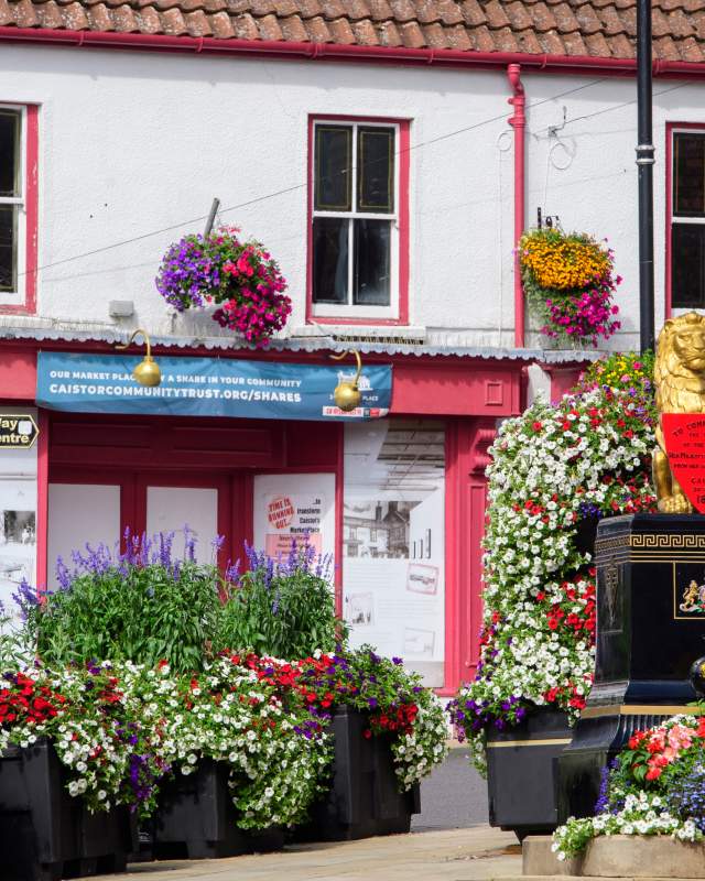 lion statue and shop fronts in Caistor market town in the Lincolnshire Wolds