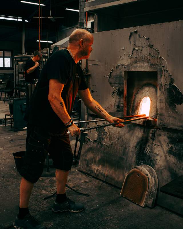 Glassblåser i arbeid på Magnor Glassverk