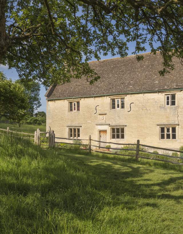 Woolsthorpe Manor, a historic house surrounded by greenery and trees