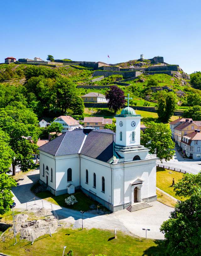 Immanuels kirke i forkant av Fredriksten Festning i Halden, langs Borgleden.