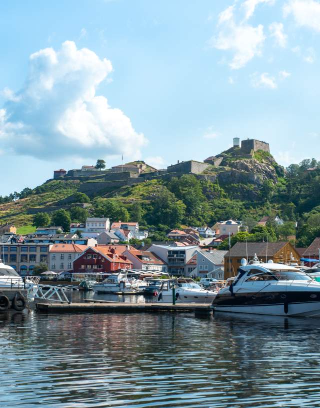 Gjestehavnen i Halden med Fredriksten festning i bakgrunnen.
