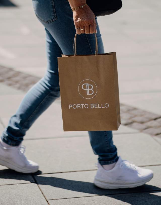 En dame som går med handlepose fra Portobello