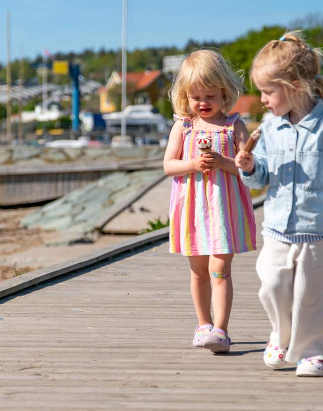 To små jenter på tur på Sjøbadet i Moss
