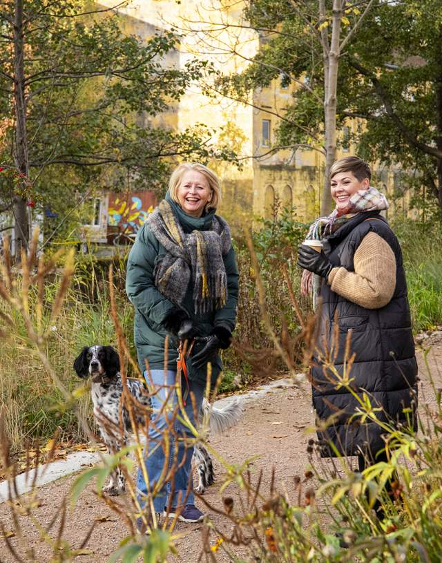 Damer på gåtur på Verket i Moss en høstdag