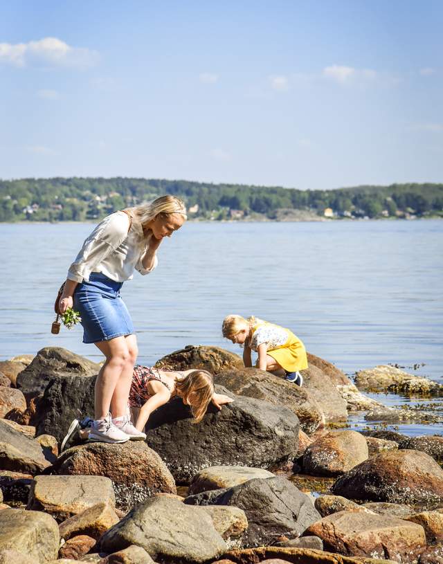 Mor med to barn i fjæra på Alby i Moss
