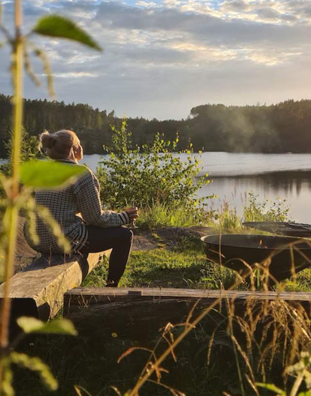 Ro i sjela i solnedgangen ved Ravnsjøhytta i Vansjø en sommerdag