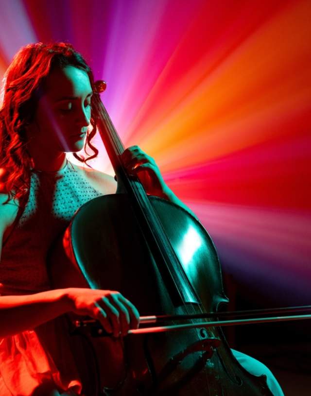 Kvinnelig celloist på scenen